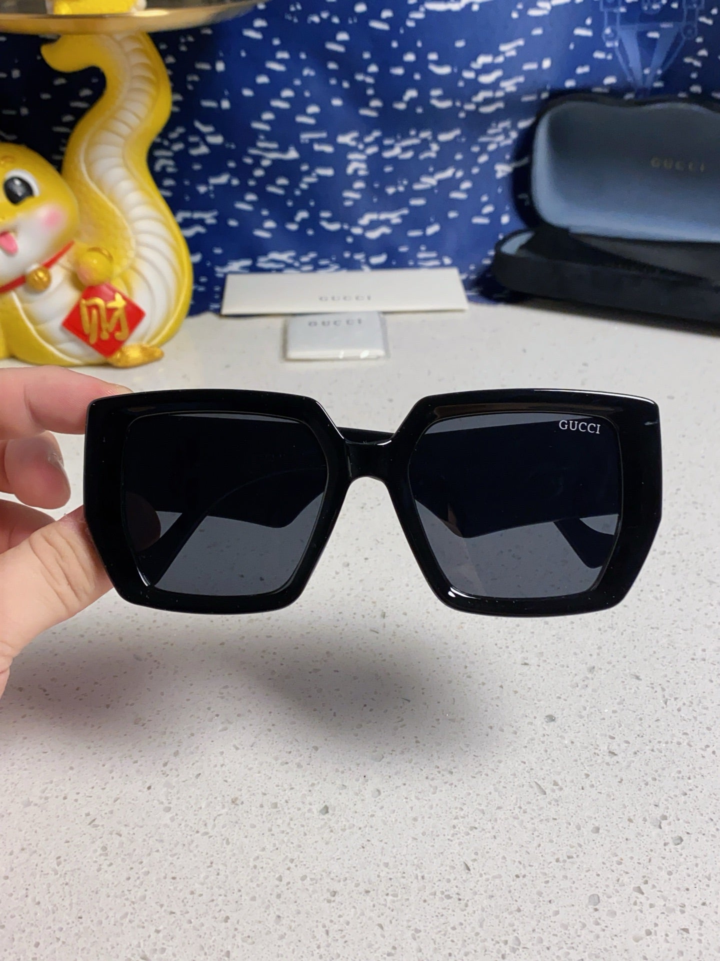 SQUARE FRAME SUNGLASSES 573303 IN ACETATE EMBOSSED LOGO